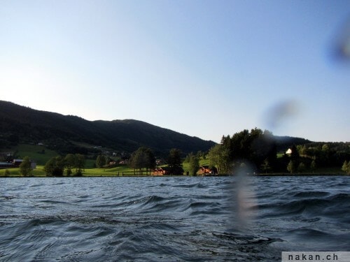 Nager dans un lac en Norvège